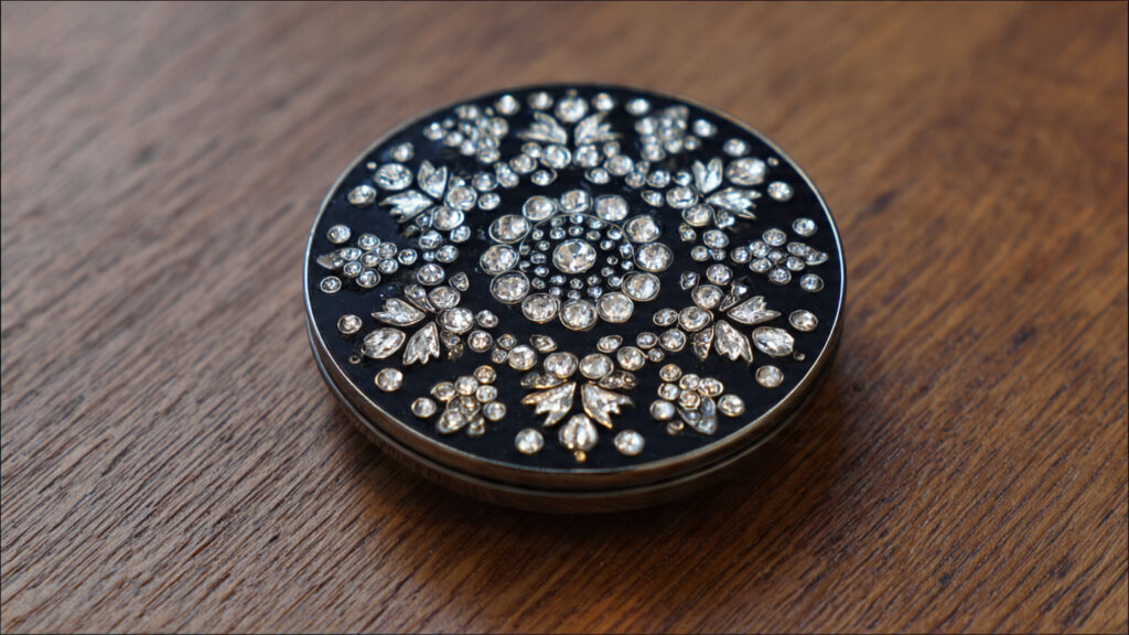 18 Cute Things to Bedazzle for Trendy DIY Crafts and Gifts a phone popsocket decorated with tiny silver rhine